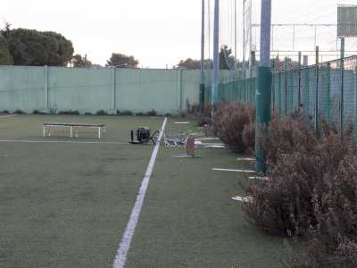 Scendiamo e diamo infine un'occhiata al campetto secondario, anch'esso puntellato da piante invadadenti e sedie danneggiate. Non ci resta che uscire